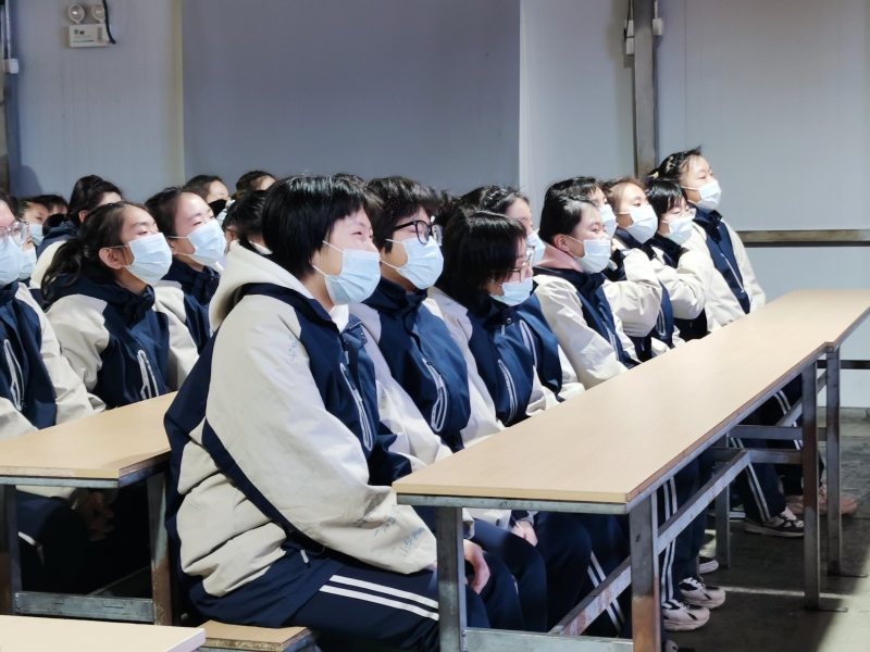 新起点青少年教育专门学校举行感恩教育讲座