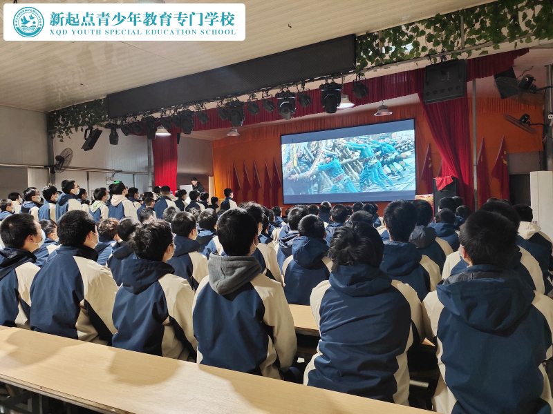 新起点教育专门学校组织学生集体观看建军大业