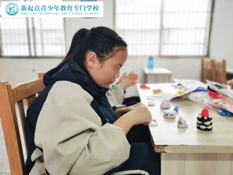 新起点教育专门学校组织孩子手工彩泥DIY活动