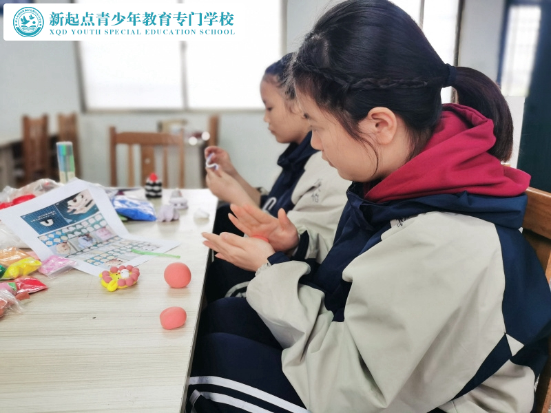 新起点教育专门学校组织孩子手工彩泥DIY活动