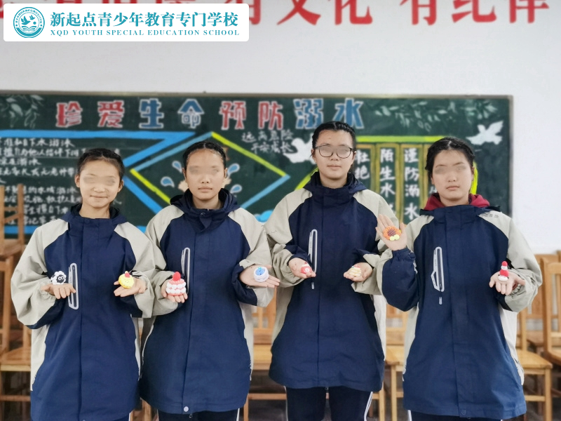新起点教育专门学校组织孩子手工彩泥DIY活动