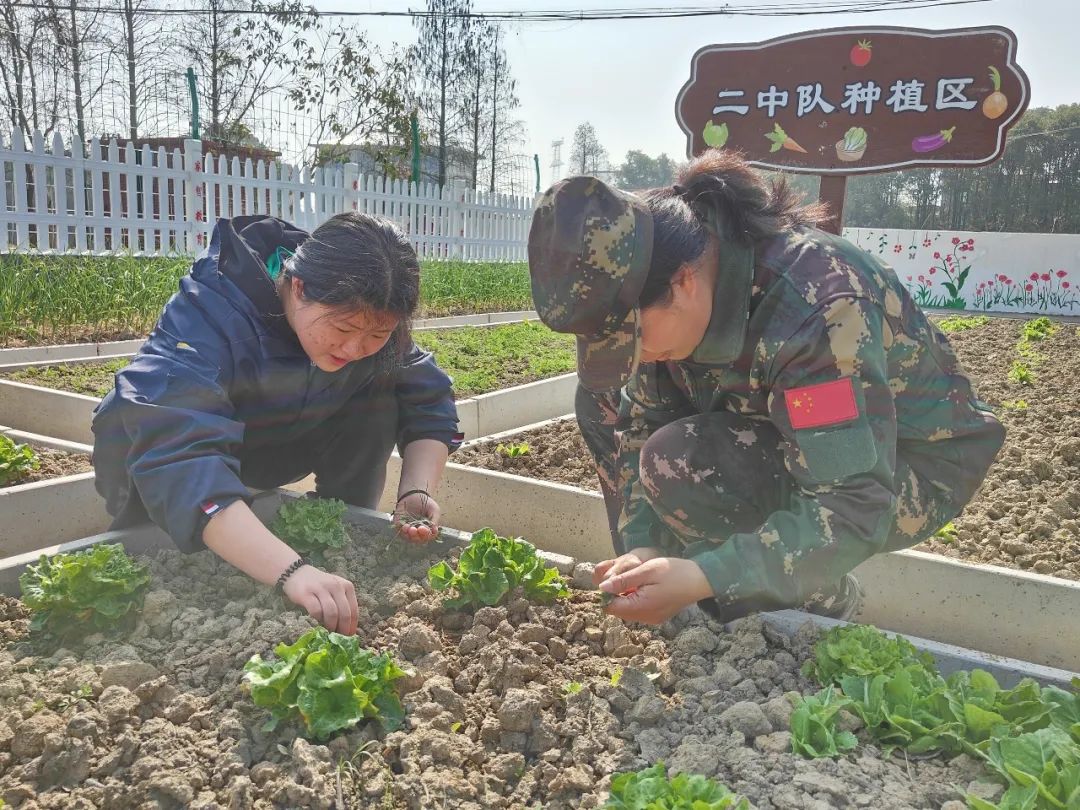 新起点青少年特训学校:传承雷锋精神 弘扬榜样力量